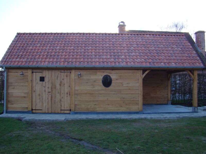 Houten bijgebouw met overdekt terras Nazareth